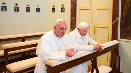 Papst Franziskus 2013 bei einem Besuch bei seinem Vorgänger Benedikt XVI.