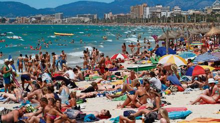 Voll, der schöne Strand. Mallorca platzt aus allen Nähten.