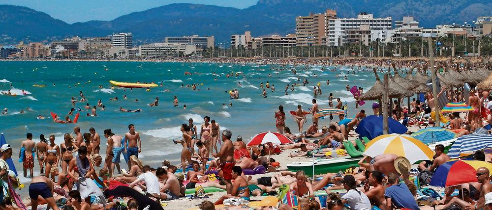Voll, der schöne Strand. Mallorca platzt aus allen Nähten.