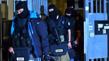 Ein Sondereinsatzkommando (SEK) überwältigte einen Mann in Hohenschönhausen am Montagabend. (Symbolbild)