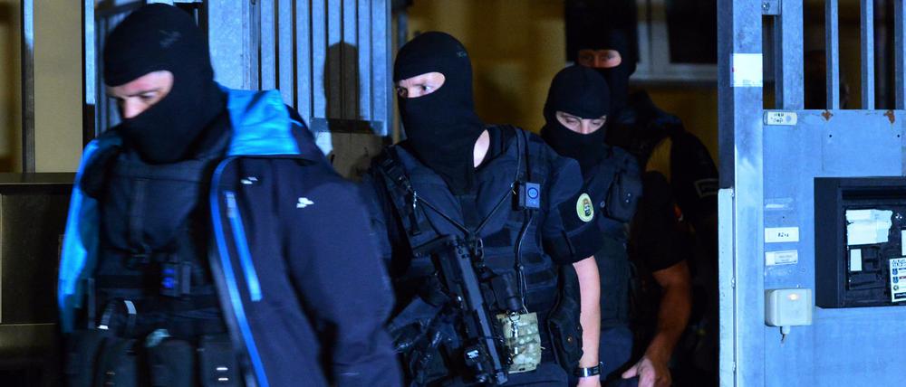 Ein Sondereinsatzkommando (SEK) überwältigte einen Mann in Hohenschönhausen am Montagabend. (Symbolbild)