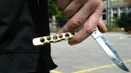 Auch Butterflymesser gehören zu den verbotenen Gegenständen (Symbolbild).