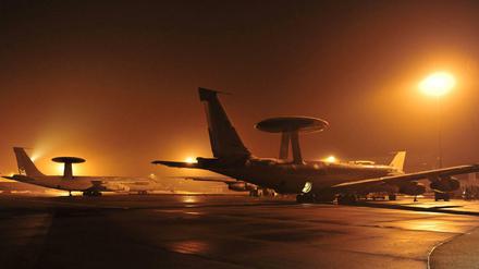 Awacs-Aufklärungsflugzeuge im Jahre 2004 auf dem Flughafen des Militärstützpunkts in Konya, Türkei.