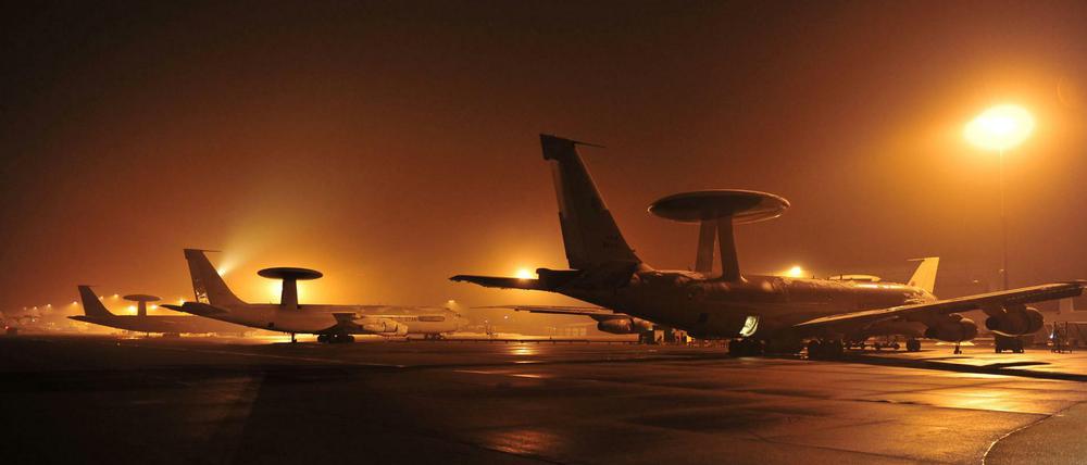 Awacs-Aufklärungsflugzeuge im Jahre 2004 auf dem Flughafen des Militärstützpunkts in Konya, Türkei.