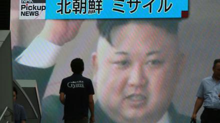 Nordkoreas Machthaber Kim Jong Un auf einem Fernsehschirm in Japan