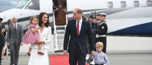 Royale Familie. Kate und William mit ihren beiden Kindern bei der Ankunft in Warschau.