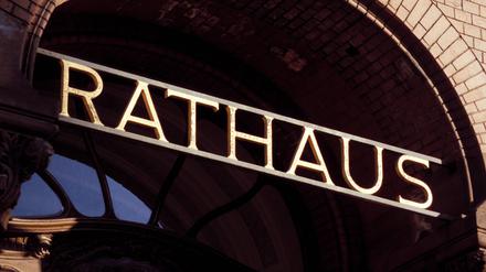 Rathaus steht drauf, aber wer sitzt drin? In vielen Berliner Bezirken entscheidet sich in diesen Tagen, wer wo mit wem regiert.