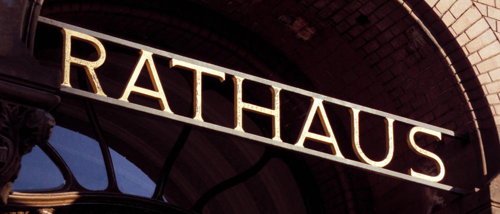Rathaus steht drauf, aber wer sitzt drin? In vielen Berliner Bezirken entscheidet sich in diesen Tagen, wer wo mit wem regiert.