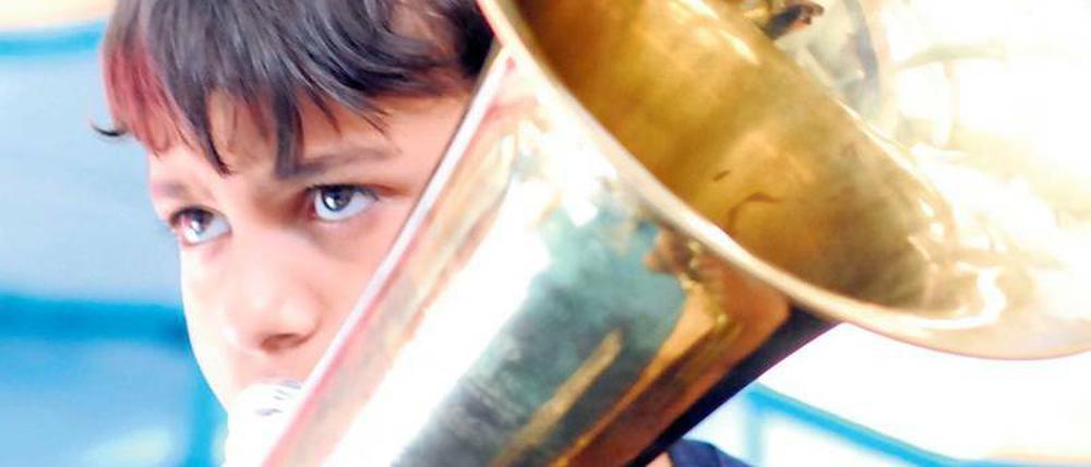 Blasmusik. Manche Kinder wissen einfach, welches Instrument sie lernen möchten, andere müssen erst herangeführt werden. Ein Instrumentenkarussell ist da eine gute Lösung.