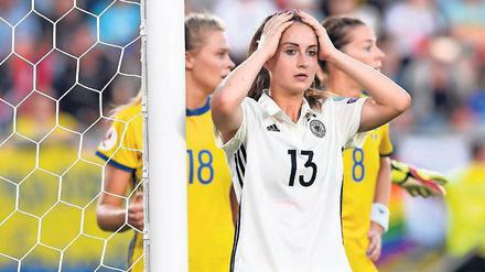 Nicht zu fassen. Ein paar Chancen zum Sieg ließen die deutschen Frauen wie hier Sara Däbritz gegen Schweden aus. Andersherum war das aber auch der Fall. Foto: Jaspersen/dpa