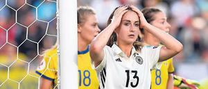 Nicht zu fassen. Ein paar Chancen zum Sieg ließen die deutschen Frauen wie hier Sara Däbritz gegen Schweden aus. Andersherum war das aber auch der Fall. Foto: Jaspersen/dpa