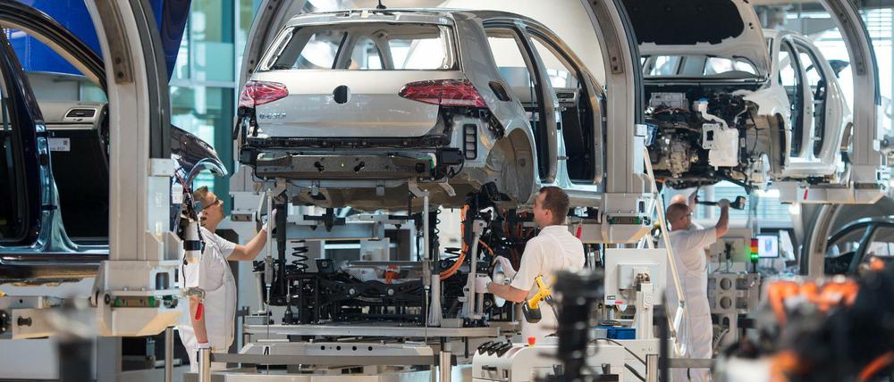 Ist das die Zukunft der deutschen Automobilbranche? Volkswagen-Mitarbeiter bei der Montage eines E-Golfs.