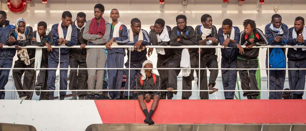 Flüchtlinge stehen Mitte Juli im italienischen Salerno an Bord eines Rettungsschiffs.