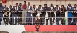 Flüchtlinge stehen Mitte Juli im italienischen Salerno an Bord eines Rettungsschiffs.