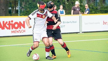 Sportfreunde, stiller! Beim Blindenfußball stören Nebengeräusche von den Zuschauertribünen, nach einem Tor ist freilich auch Krach erlaubt.