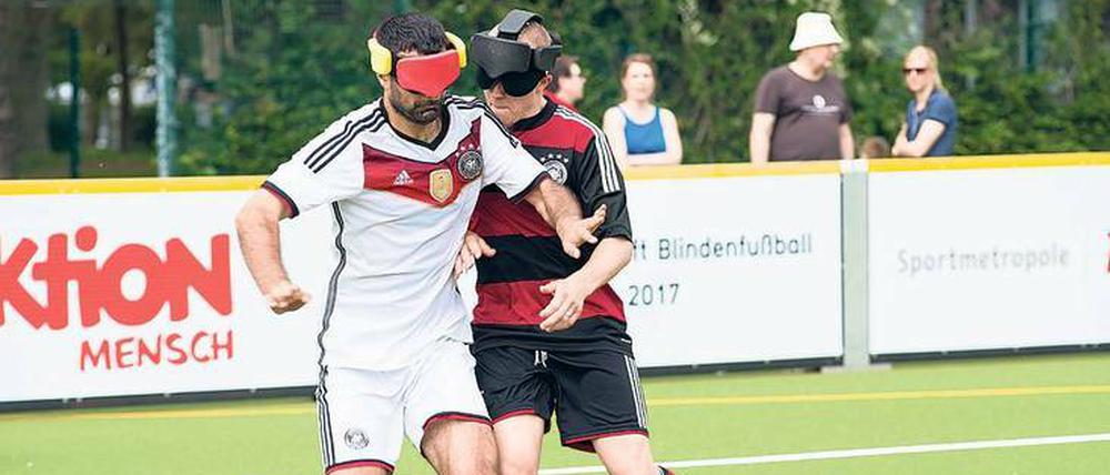 Sportfreunde, stiller! Beim Blindenfußball stören Nebengeräusche von den Zuschauertribünen, nach einem Tor ist freilich auch Krach erlaubt.