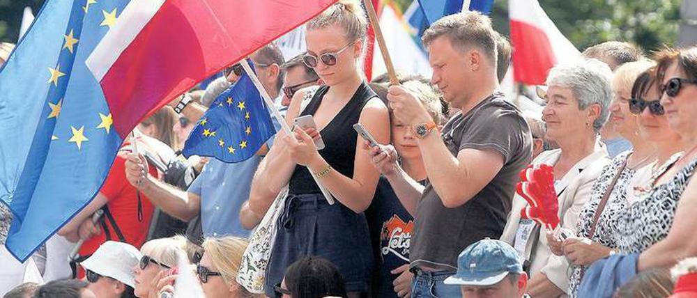 Tausende Polen demonstrierten gegen die Abkehr der rechtskonservativen Regierung von europäischen Werten.