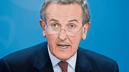 Der britische Kunsthistoriker Neil MacGregor bleibt als Gründungs-Intendant am Humboldt-Forum, bis zur Eröffnung 2019. Er bietet an, danach dort beratend tätig zu sein. 