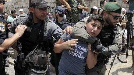 Israelische Grenzsoldaten nehmen einen palästinensischen Jugendlichen in der Altstadt Jerusalems fest.
