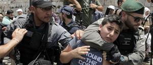Israelische Grenzsoldaten nehmen einen palästinensischen Jugendlichen in der Altstadt Jerusalems fest.