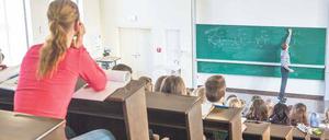 Platz im Hörsaal. Fast 40 Milliarden Euro haben Bund und Länder für den Hochschulpakt ausgegeben. Bald läuft er aus. Die Union will die Mittel fortan daran binden, dass die Hochschulen ihre Studiengänge stärker auf den Arbeitsmarkt ausrichten. 