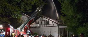 Einsatzkräfte der Feuerwehr löschen ein Feuer im Restaurant Neu-Helgoland.