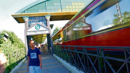 In der Nähe des S-Bahnhofs Buckower Chaussee befinden sich noch zwei der wenigen beschrankten Bahnübergänge Berlins.