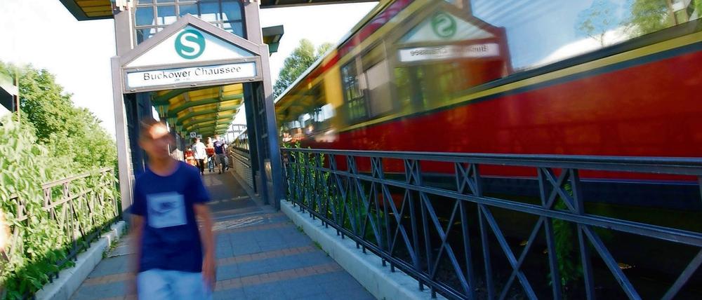 In der Nähe des S-Bahnhofs Buckower Chaussee befinden sich noch zwei der wenigen beschrankten Bahnübergänge Berlins.