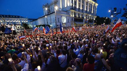 Anhänger der Opposition demonstrieren vor dem Präsidentenpalast in Warschau.