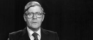 Helmut Schmidt, wie man ihn kannte: Ernst und staatstragend. Er fasste viele Papiere an und nahm einige mit. 