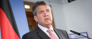 Außenminister Sigmar Gabriel kündigt bei einer Pressekonferenz in Berlin eine "Neuausrichtung der deutschen Türkeipolitik" an.