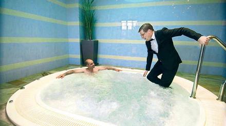 Alles für Wagner. Wenn es der Erkenntnis hilft, steigt Bayreuth-Moderator Axel Brüggemann (rechts) auch zu Ring-Regieassistent Patric Seibert in den Whirlpool.