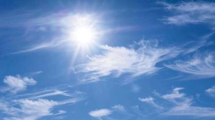 Coole Eiswolken. Forscher diskutieren darüber, Zirruswolken mit chemischen Substanzen zu behandeln, um dem klimawandelbedingten Anstieg der Temperaturen entgegenzuwirken. Doch die Eingriffe könnten auch ungewollte Folgen haben.