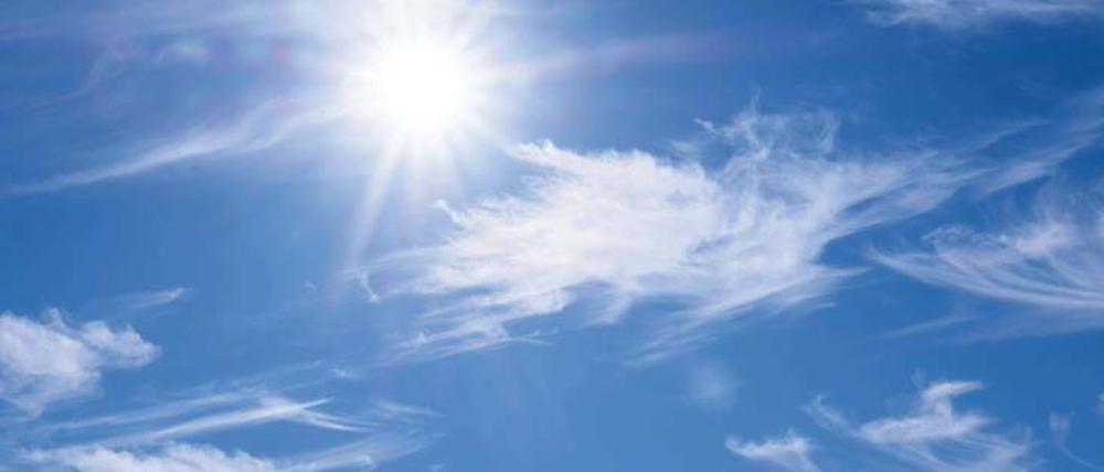 Coole Eiswolken. Forscher diskutieren darüber, Zirruswolken mit chemischen Substanzen zu behandeln, um dem klimawandelbedingten Anstieg der Temperaturen entgegenzuwirken. Doch die Eingriffe könnten auch ungewollte Folgen haben.