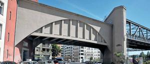 Man hätte das Gebäude auch abreißen können vor hundert Jahren, als eine neue U-Bahn-Trasse benötigt wurde. Es stehen zu lassen,