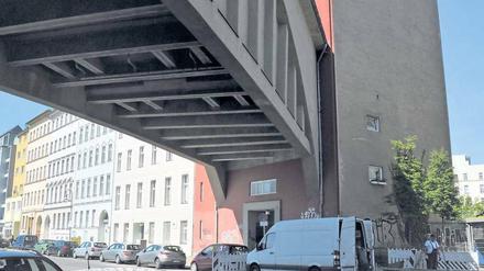 Man hätte das Gebäude auch abreißen können 1911, als die neue U-Bahn-Trasse gebaut wurde. Aber es blieb stehen. Man hielt es für die praktikablere Lösung. 