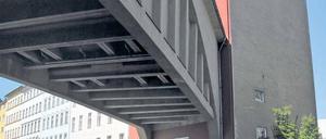 Man hätte das Gebäude auch abreißen können 1911, als die neue U-Bahn-Trasse gebaut wurde. Aber es blieb stehen. Man hielt es für die praktikablere Lösung. 