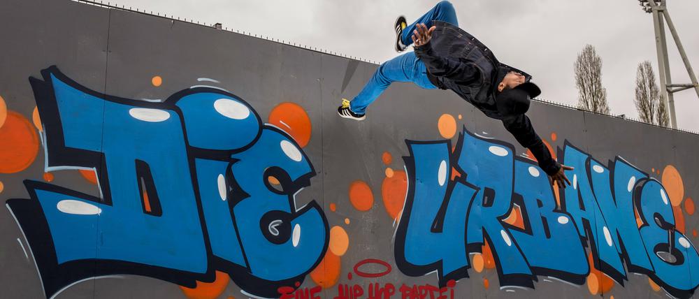 Im Höhenflug: Der Parteivorsitzende Raphael Hillebrand zeigt stilecht seine Breakdance-Skills vor dem Parteilogo.