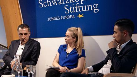 Cem Özdemir (l) mit Moderatorin Lydia Drews und Jungdiplomat Tayyib Demiroglu. 