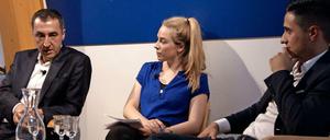 Cem Özdemir (l) mit Moderatorin Lydia Drews und Jungdiplomat Tayyib Demiroglu. 