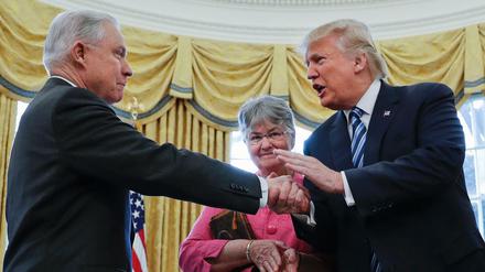 Trump bricht mit Sessions. Das Archivbild zeigt ihn im Februar, als er dem neuen Justizminister Sessions nach dem Amtseid gratuliert.
