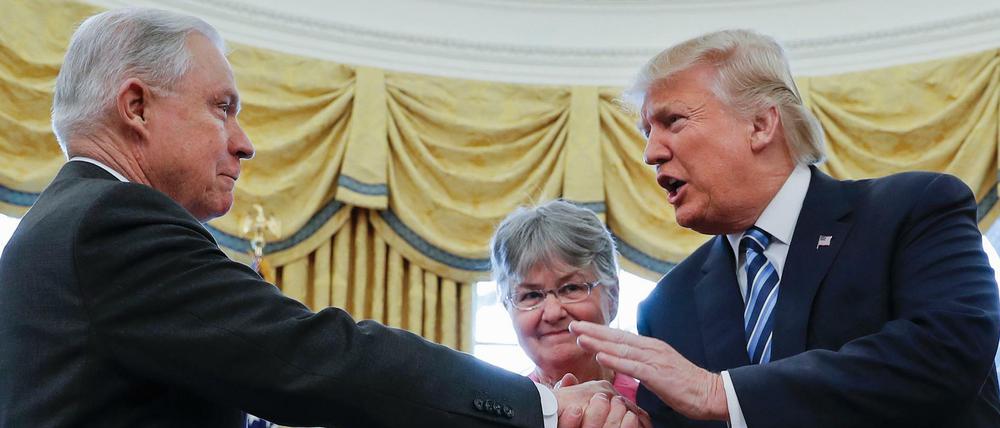 Trump bricht mit Sessions. Das Archivbild zeigt ihn im Februar, als er dem neuen Justizminister Sessions nach dem Amtseid gratuliert.