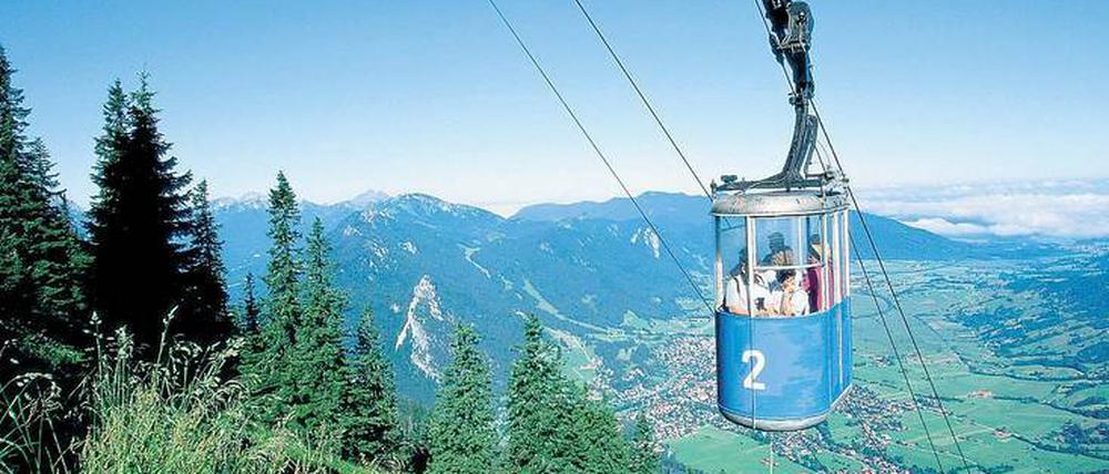 Wer Weißwurst auf der Hütte mag, muss nicht kraxeln. Diese Gondelbahn bringt den Fußlahmen von Oberammergau auf den Berg Laber. 