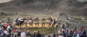 Grandiose Kulisse. Die Cellisten müssen ständig nachstimmen, weil der Luftdruck geringer ist als in der Berliner Philharmonie.