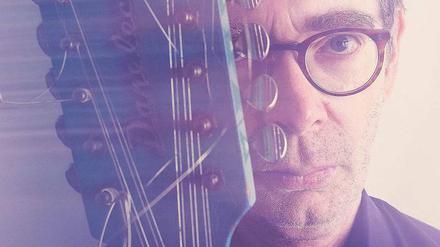 Der amerikanische Musiker Arto Lindsay singt Englisch und Portugiesisch.