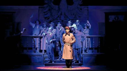 Albtraumland. Falscher Hauptmann (Maximilian Nowka), echter Militarismus.