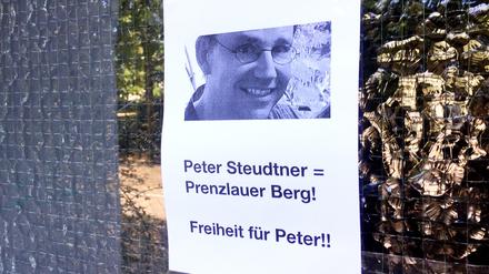 In Prenzlauer Berg hängen Zettel mit Solidaritätsbekundungen für Peter Steudtner..