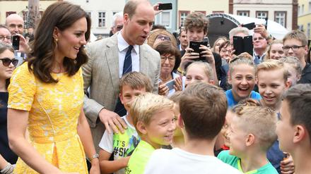 Der britische Prinz William und seine Frau Herzogin Kate besuchten den Marktplatz.