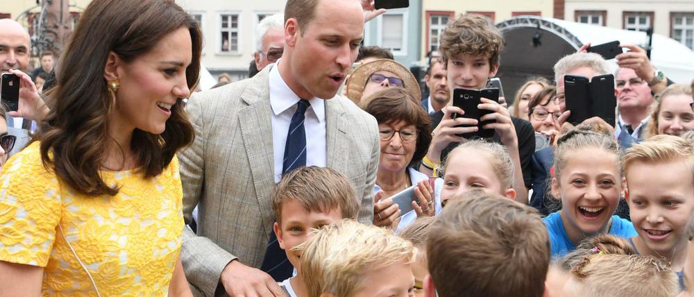 Der britische Prinz William und seine Frau Herzogin Kate besuchten den Marktplatz.