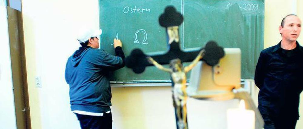 Bald sitzen katholische und evangelische Schüler gemeinsam im Religionsunterricht.